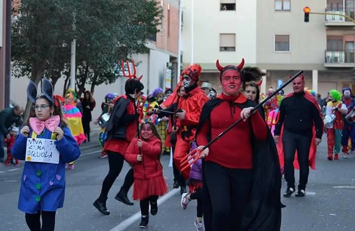 Cagliari, diavoli e diavolesse in strada: così è esploso il Carnevale a Pirri