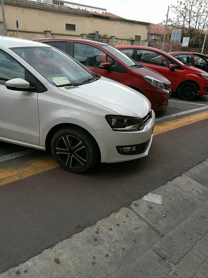 Cagliari, i vigili in bicicletta multano le auto che occupano le piste ciclabili
