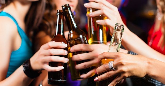 Sardegna, record in Italia di giovani che bevono smodatamente: le regole da seguire