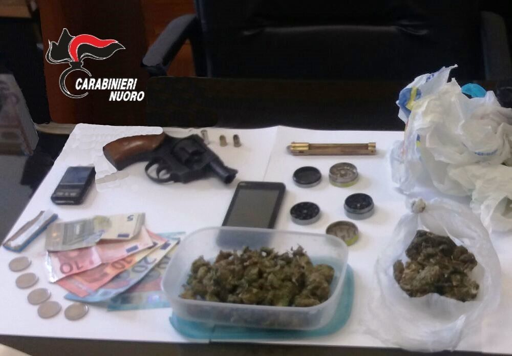 Tortolì, trovato con marijuana e armi vicino a scuola: arrestato un minorenne