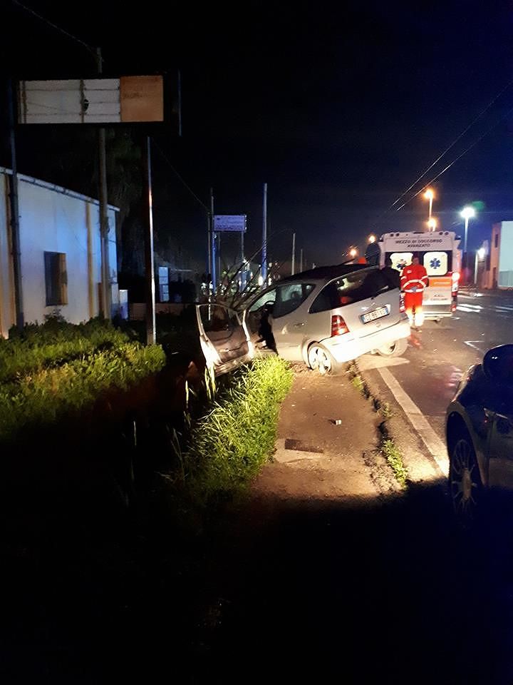 Viale Marconi, auto vola fuori strada nella notte: ambulanza e carabinieri sul posto