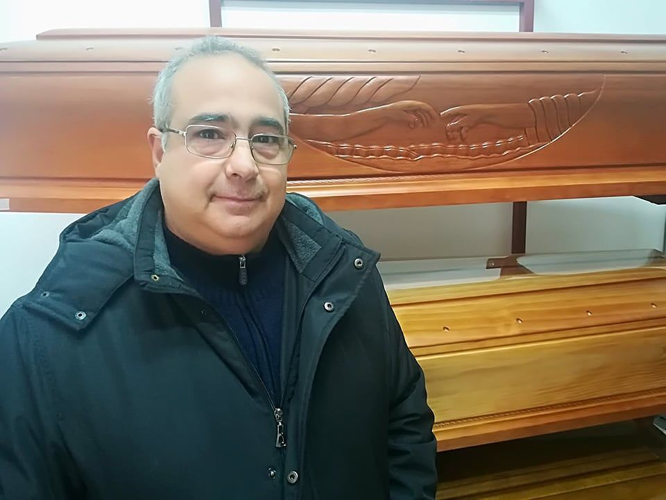 A Cagliari morire diventa un lusso: “Funerali da 5mila euro, si risparmia sui fiori”