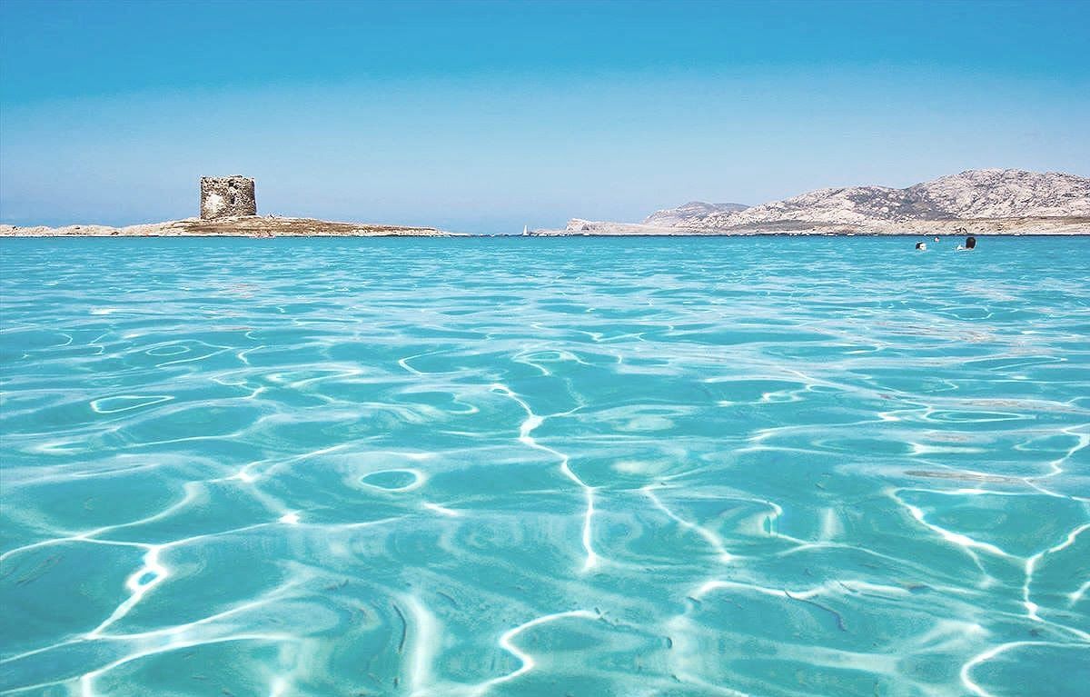 Asciugamani e borsoni vietati nelle spiagge sarde: l’esempio di Stintino