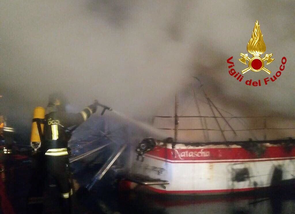 Siniscola, barca a vela in fiamme nel porto della Caletta: distrutta