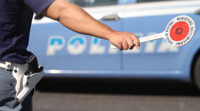 Cagliari, brucia l’alt della Stradale e semina il panico in strada: in manette una 22enne