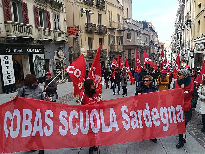 La rabbia degli insegnanti invade Cagliari: “Col nuovo contratto siamo in mutande”