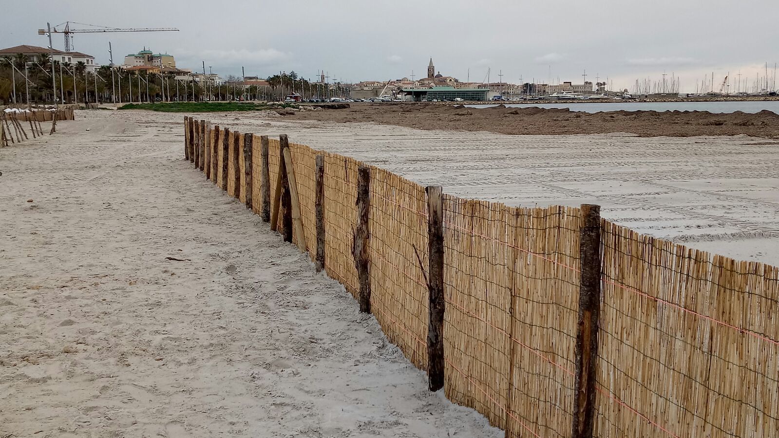Alghero, lavori lungo le spiagge: sabbia in salvo