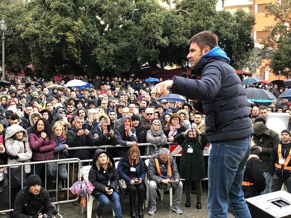 Di Battista infiamma Iglesias: “Senza lavoro si muore, subito reddito di cittadinanza”