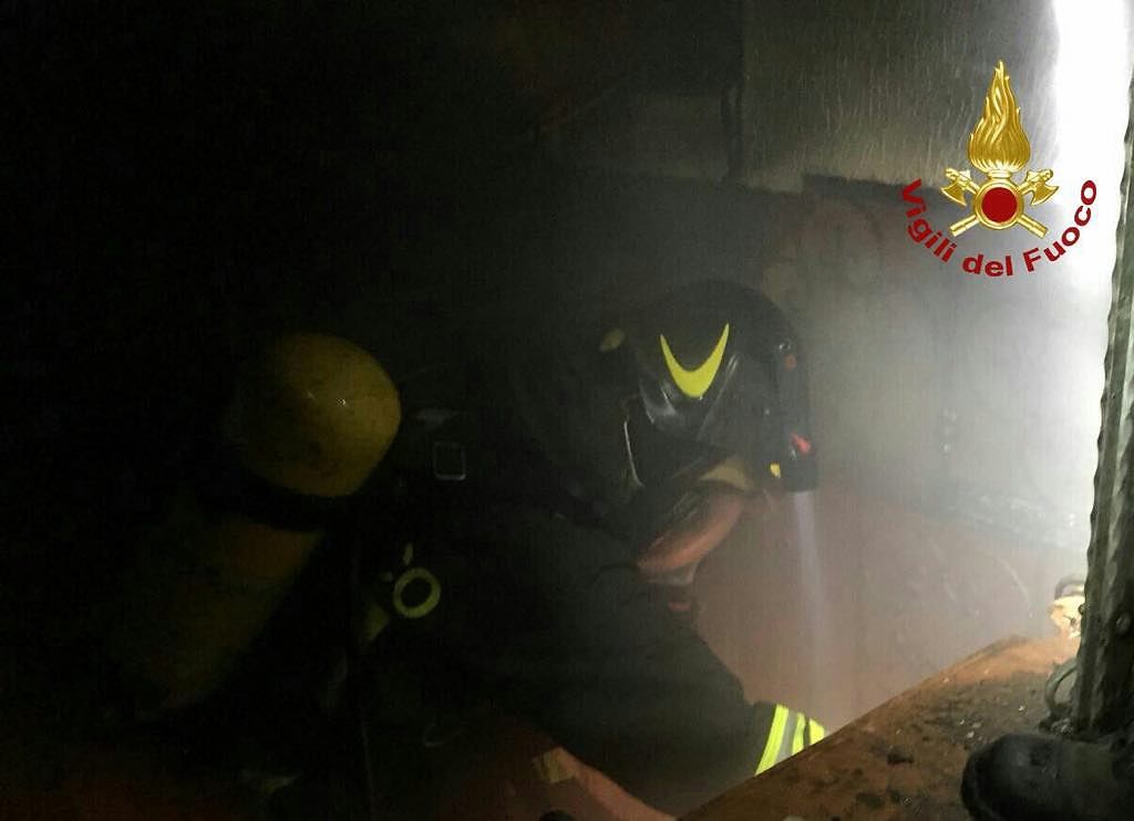 Pirri, paura per un incendio in uno scantinato: salvato un cane intrappolato (VIDEO)