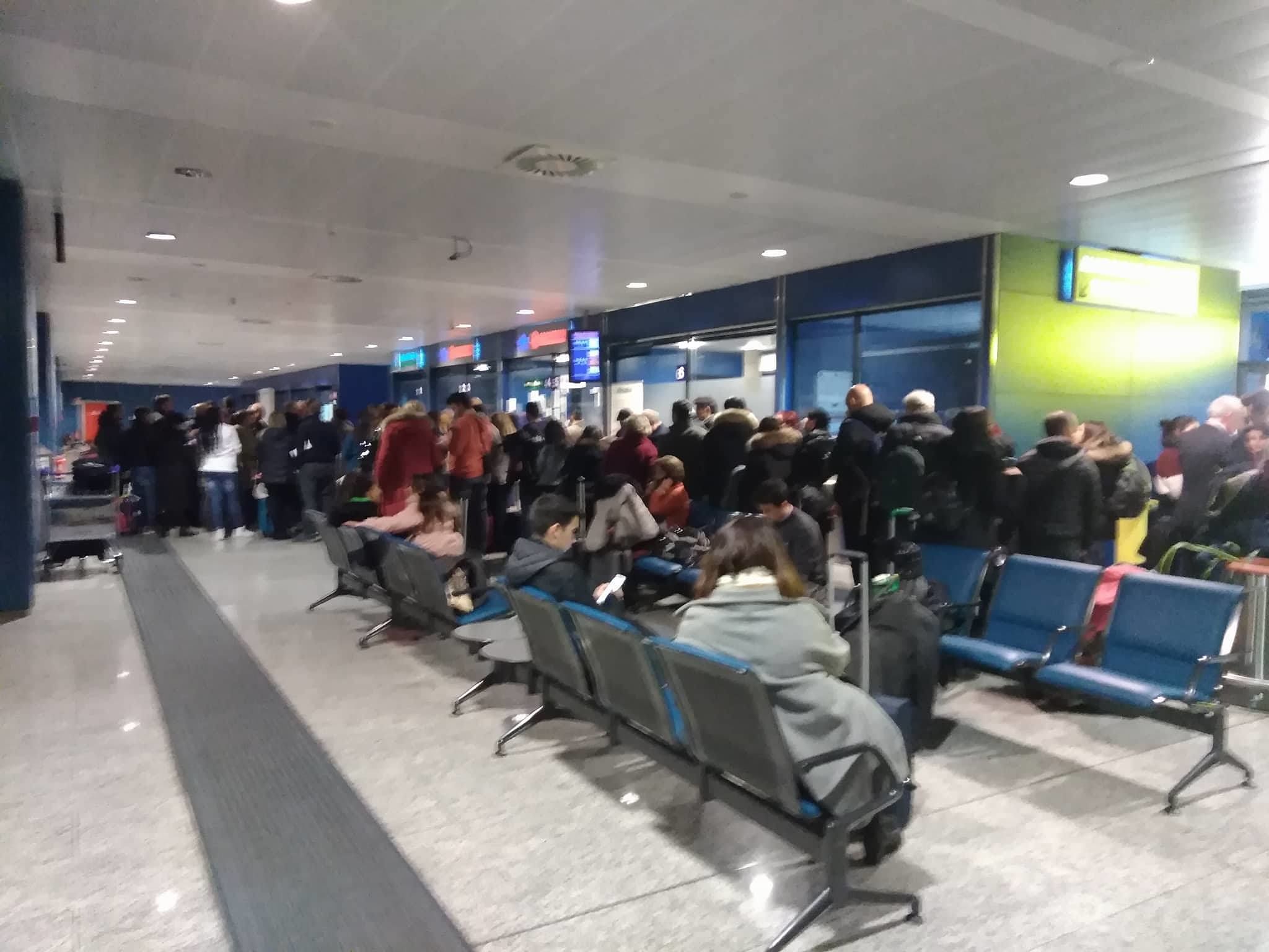 Effetto Burian, annullato il volo Cagliari-Roma: cento sardi bloccati a Elmas