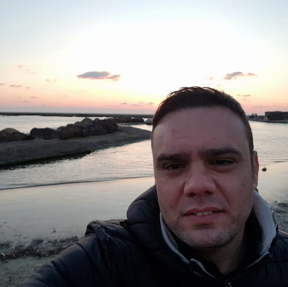Carabiniere spara alla moglie, poi tiene in ostaggio le due figlie: le ammazza e si suicida