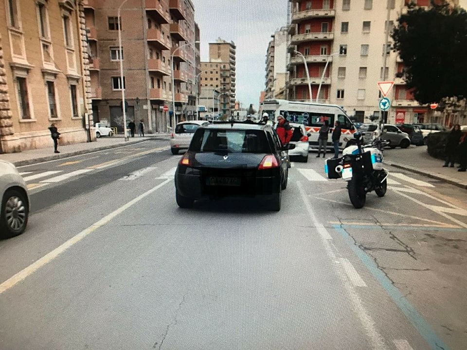 Via Sonnino, donna investita sulle strisce da un’auto tamponata
