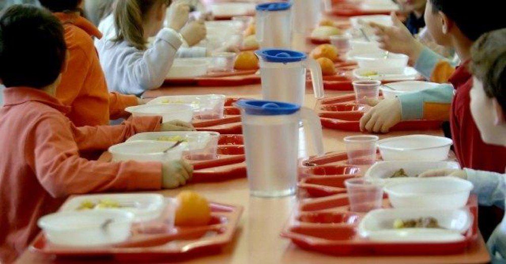 Assemini, mensa scolastica scadente: “Notizie false, i genitori visitino il centro cottura”
