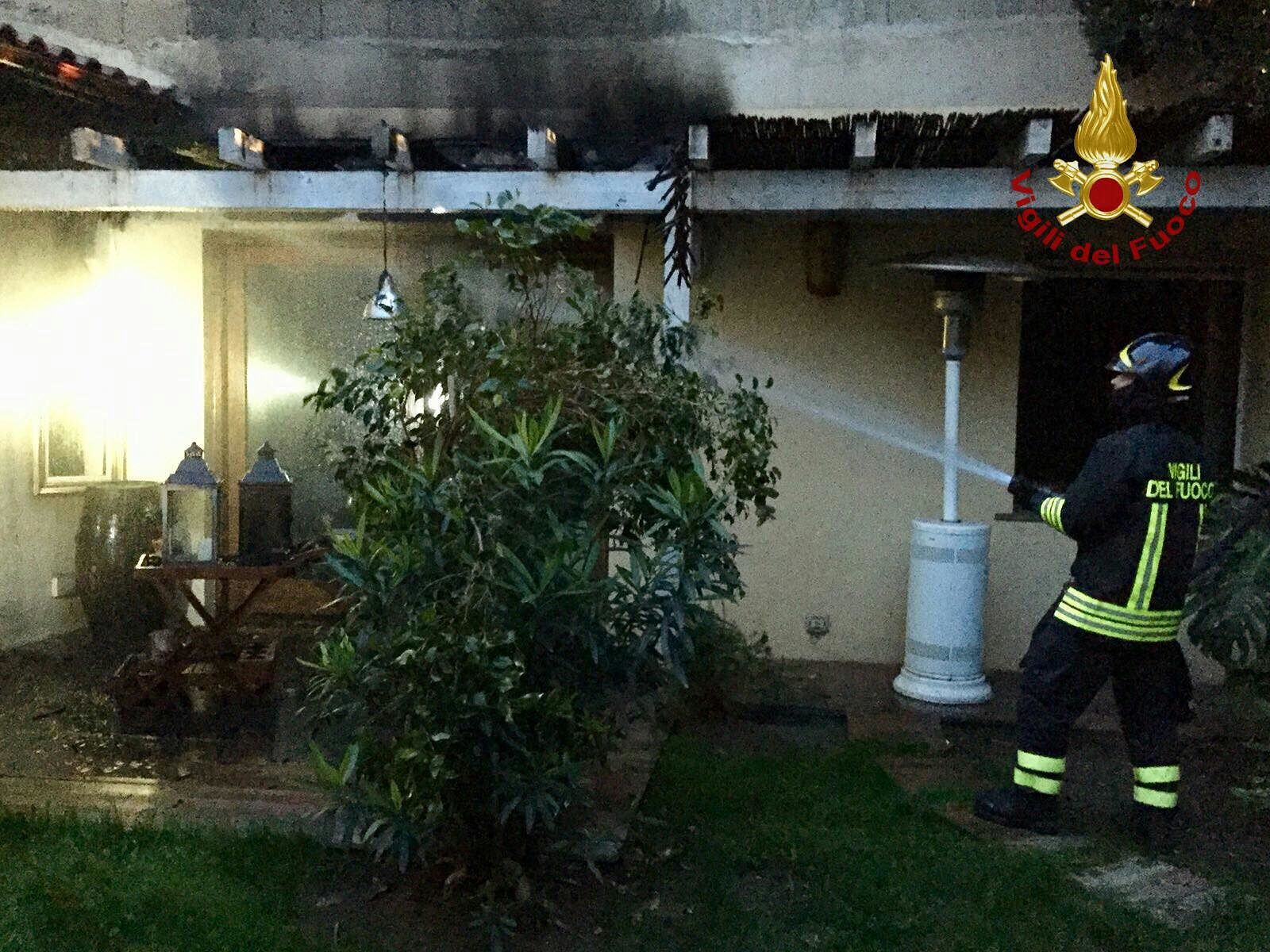 Pirri, fiamme in via Toti: intervengono i vigili del fuoco