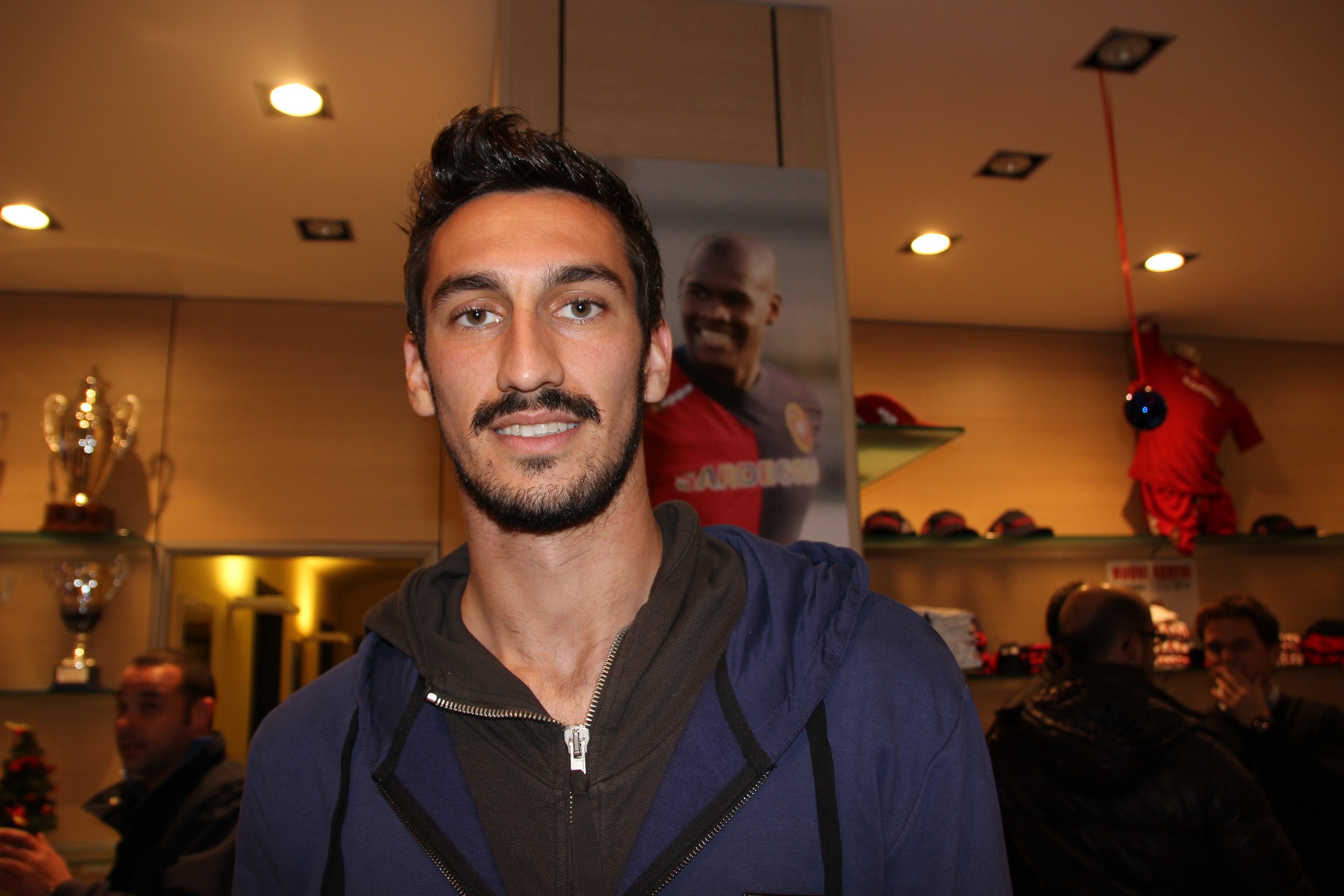 Ciao Davide, con Astori se ne va un pezzo della storia del Cagliari: rinvio di tutta la serie A