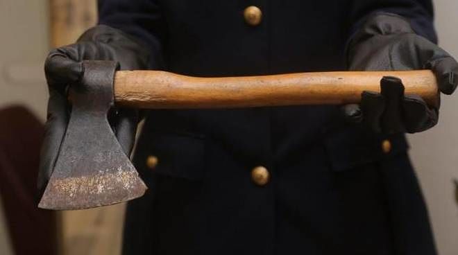 Cagliari, con l’ascia semina il panico negli uffici del Comune: è caccia all’uomo