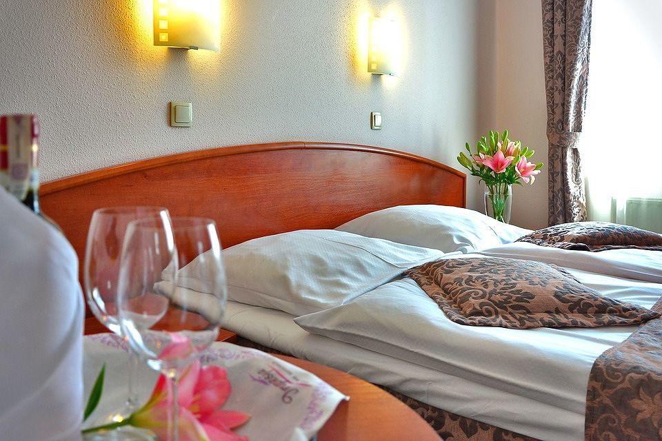 Hotel sardi stritolati da Imu, Tari e costi dei dipendenti: “Come pagare un doppio stipendio”