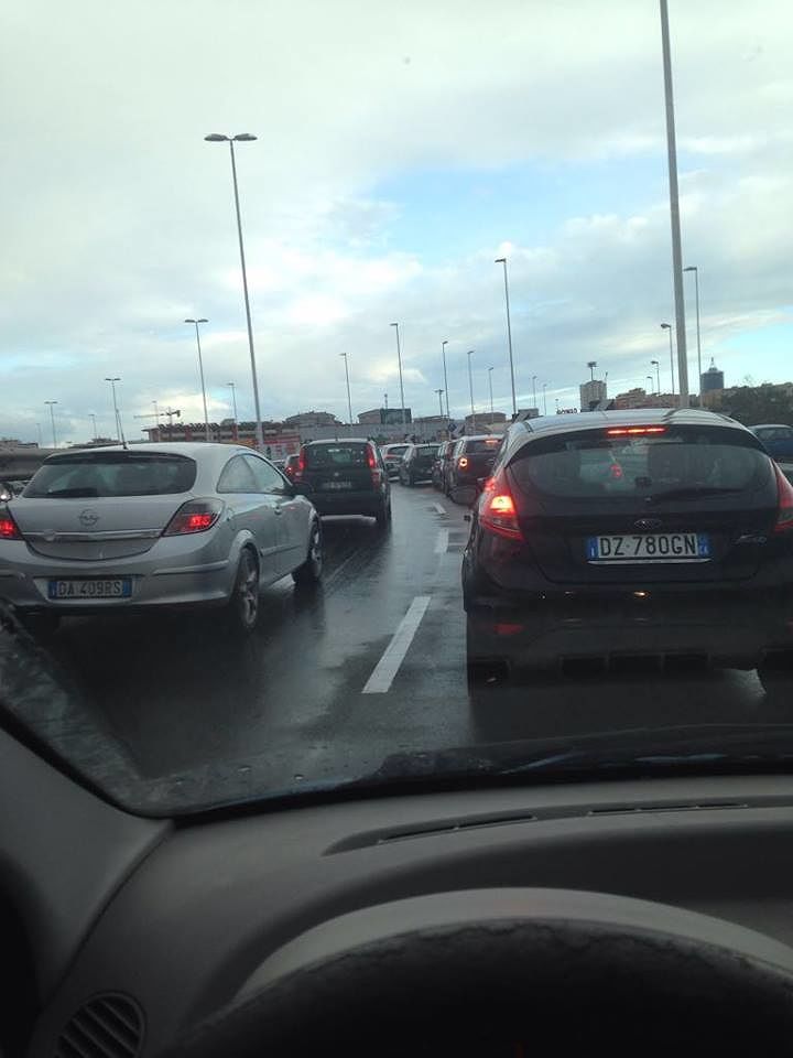 Cagliari, Smart si schianta sul guard rail dell’asse mediano: traffico paralizzato