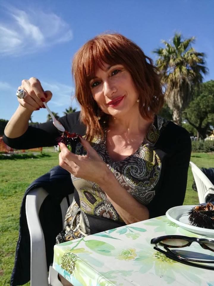 Luxuria superstar a Cagliari, sceglie i ricci di Su Siccu per il suo pranzo social