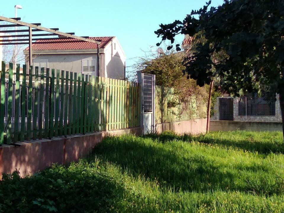Quartucciu, mega area cani accanto all’asilo: mamme e papà in rivolta