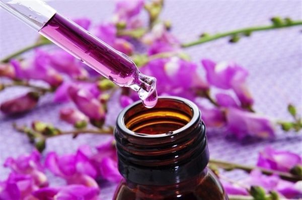 Donna col tumore al seno si cura con la naturopatia e poi muore: la tragedia di una 47enne
