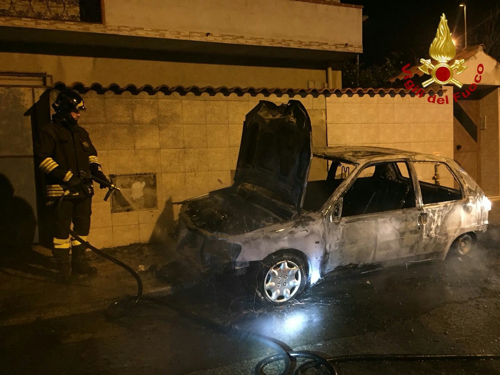 Rogo nella notte a Cagliari, auto in fiamme in via Scornigiani