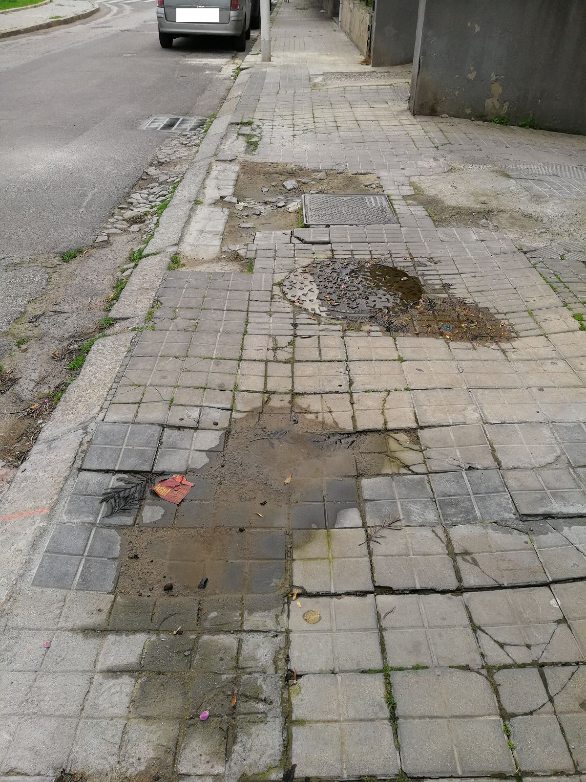 Cagliari, marciapiedi inagibili e liquami in via del Pozzetto