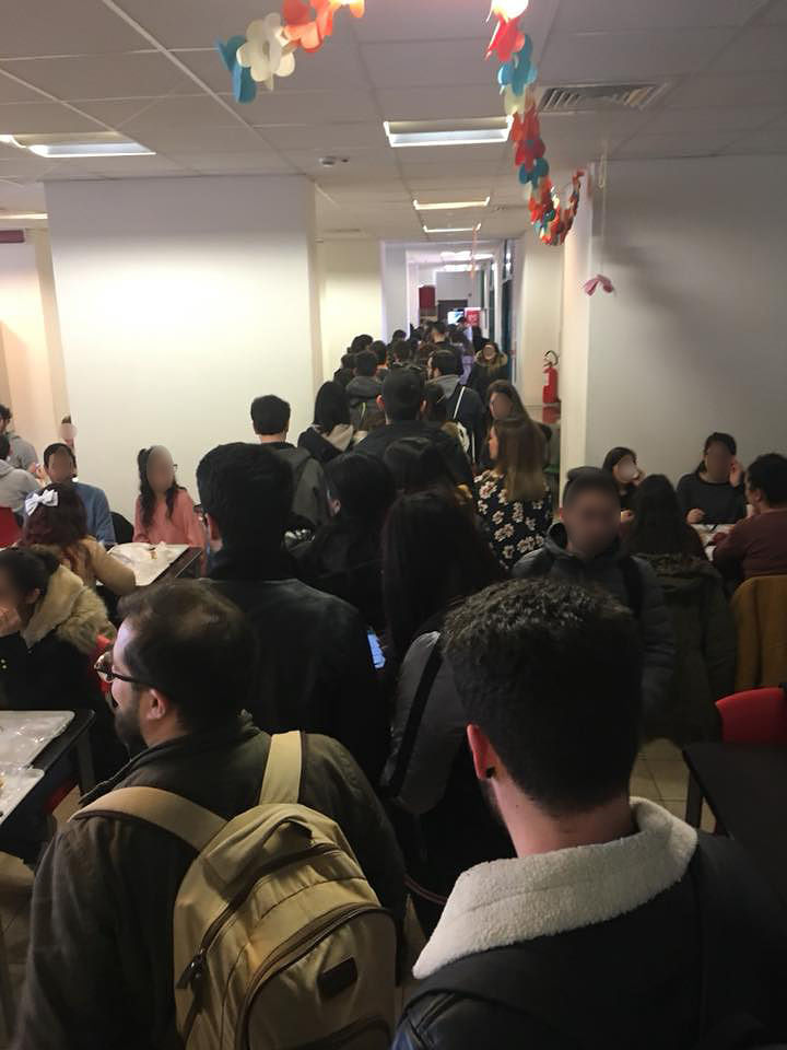 Cagliari, pranzo da incubo in via Trentino: “Studenti stretti come sardine sotto il soffitto a pezzi”