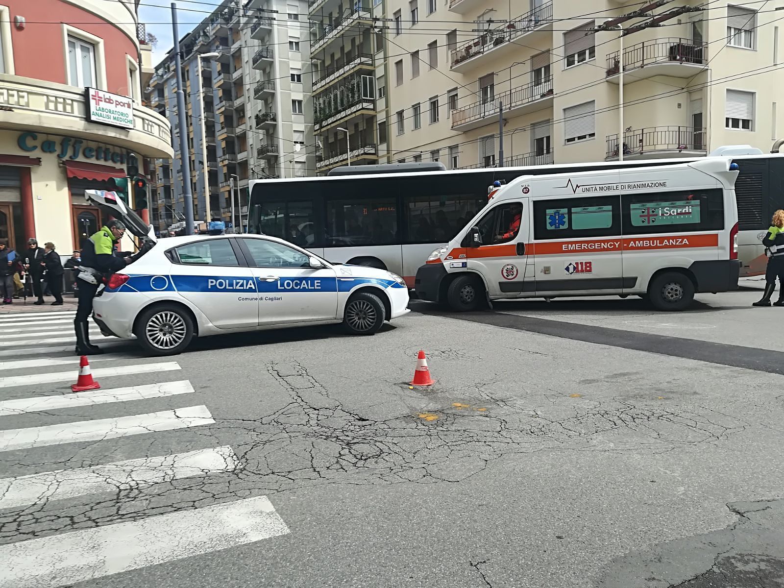 Cagliari, incidente tra via Pergolesi e via Petrarca:anziana ricoverata in codice rosso