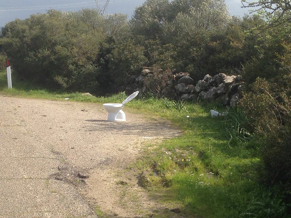 Cartoline di inciviltà da Paulilatino: spunta un water in strada