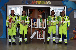 Gli operatori antincendio donano uova di Pasqua ai piccoli pazienti del Brotzu