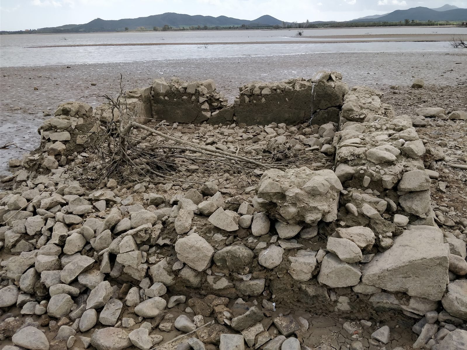 Cixerri, nella diga in secca riaffiora una città romana?