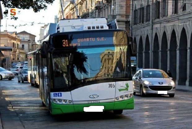 Cagliari, terrore a bordo del 31: giovanissimo picchia la sua fidanzata e l’autista del bus