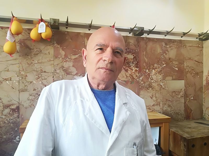 Tonio di Cagliari, macellaio storico di viale Sant’Avendrace: “Pista ciclabile? Sarà un bordello”