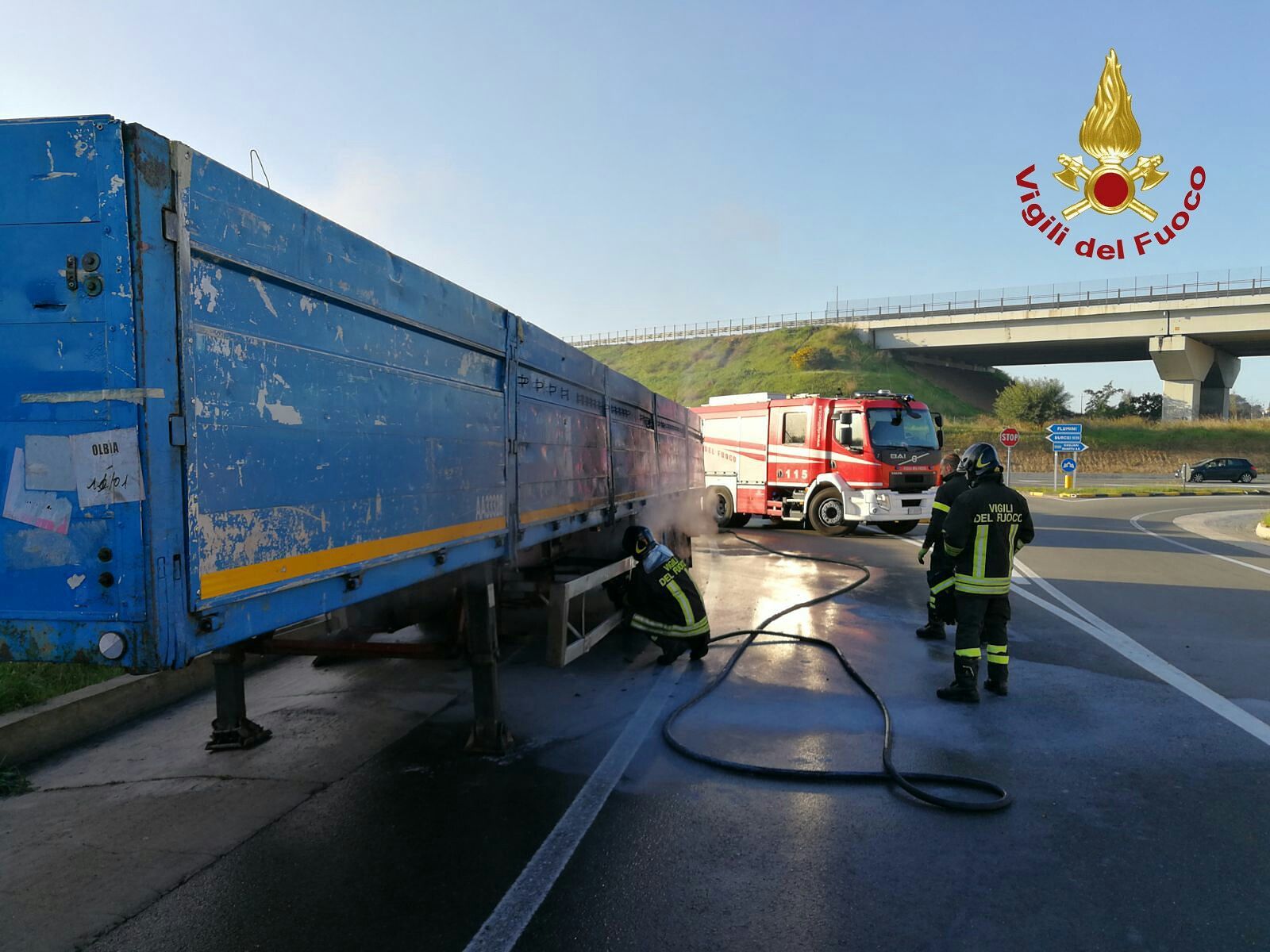 Attimi di paura sulla vecchia SS 125, rimorchio prende fuoco
