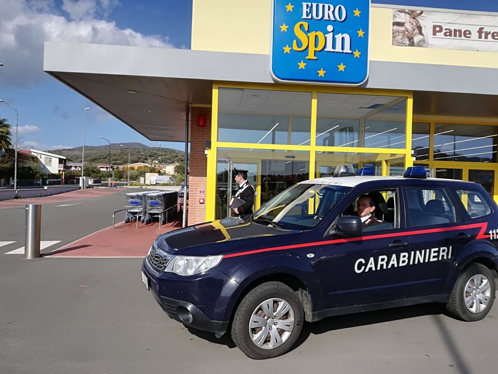 Villasimius, bandito incappucciato armato di coltello rapina l’Eurospin: arrestato