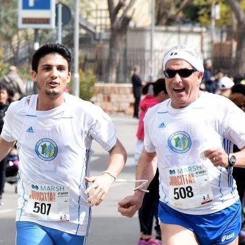 Sardegna, Andrea e Gabriele uniti da una cordicella: “Corro con gli occhi di mio figlio”