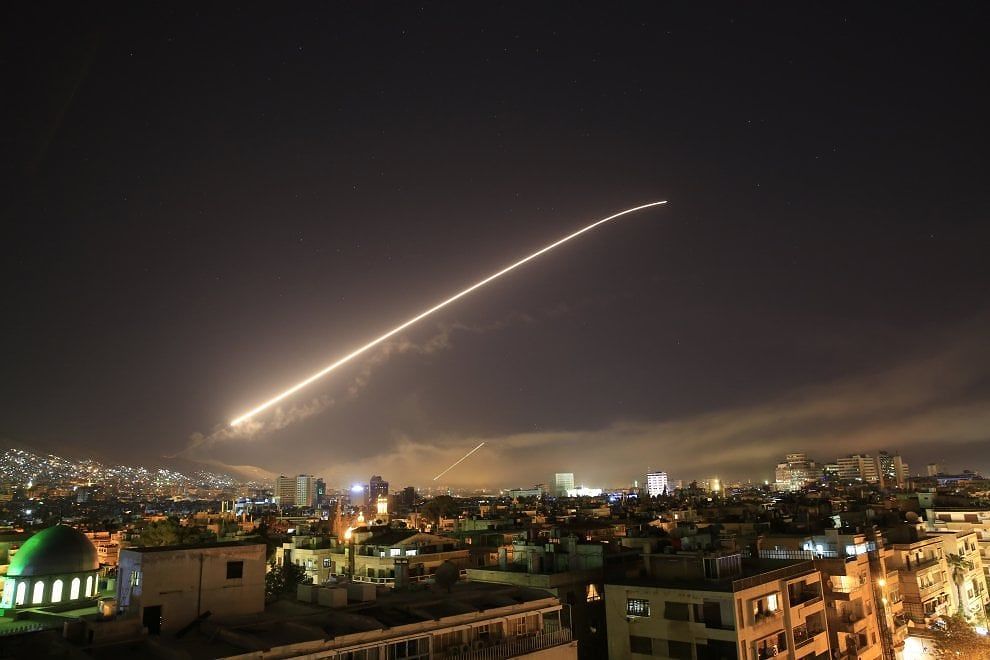 Le terribili immagini dell’attacco in Siria: il cielo di Damasco si illumina a giorno con i missili