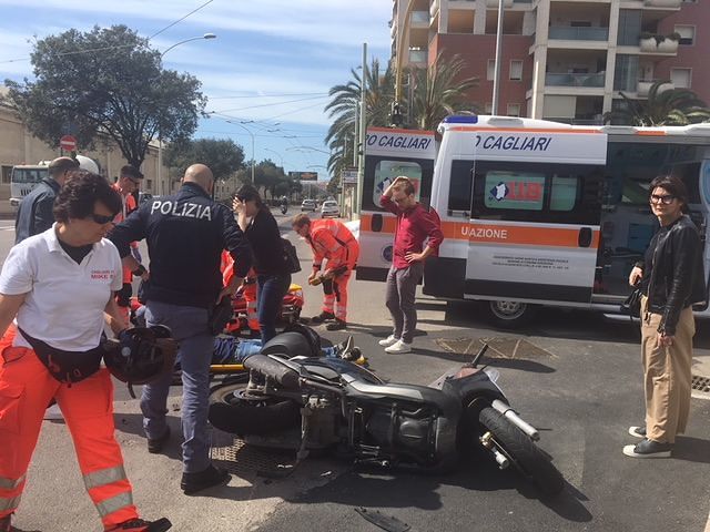 Cagliari, scontro scooter-auto in Viale Poetto