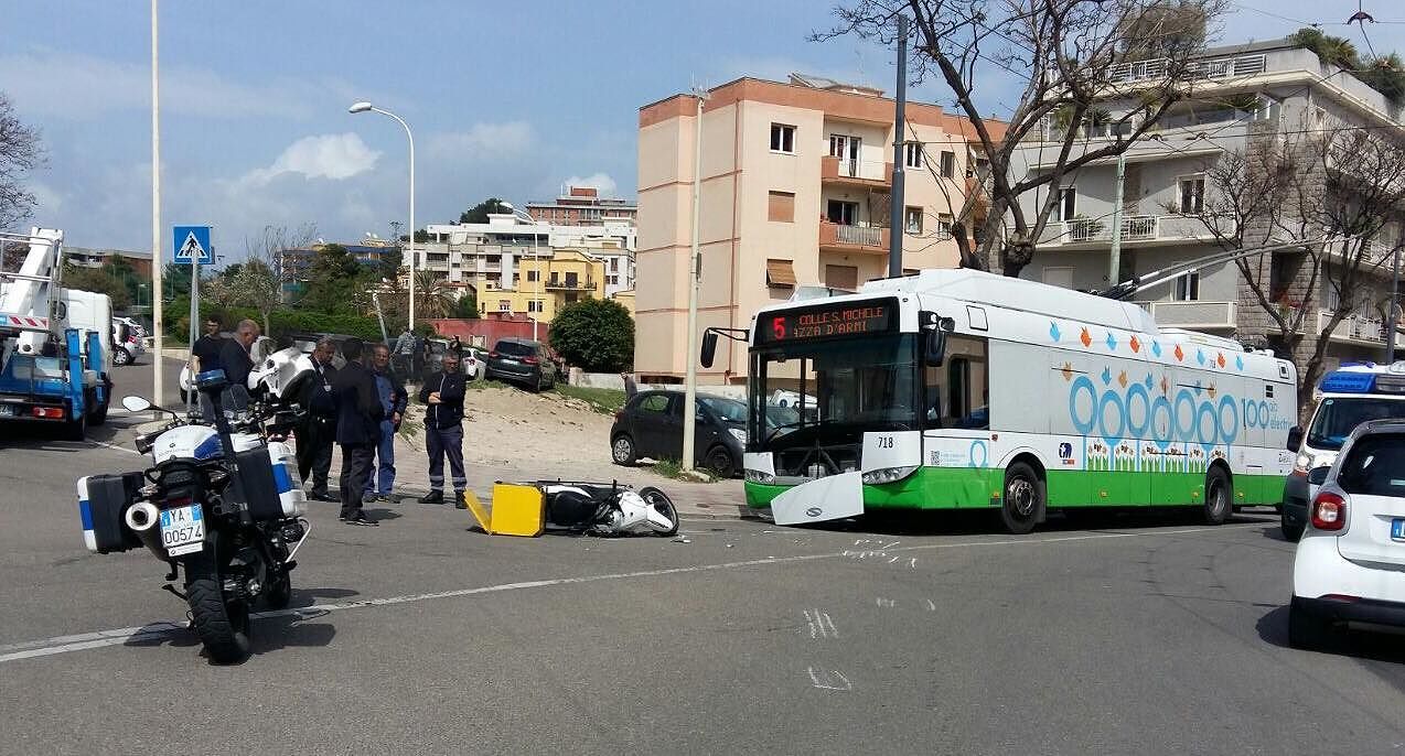 Cagliari, portapizze perde il controllo dello scooter e si schianta sul bus