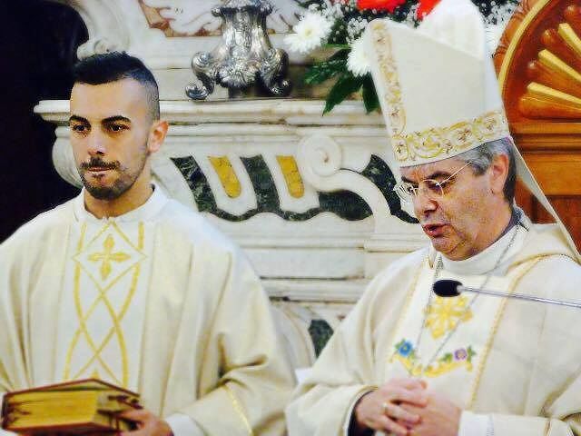 Ladri senza cuore in Sardegna: durante la Messa scippano l’Ipad al parroco