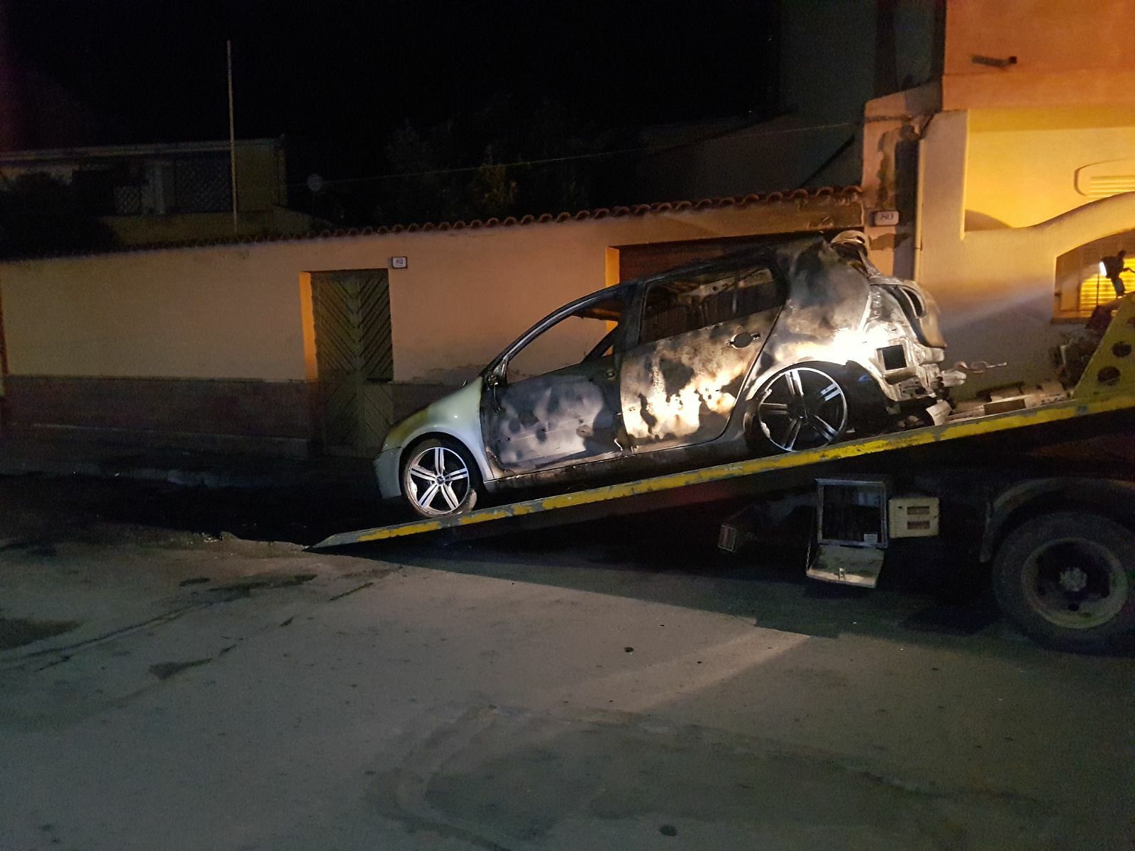 Sestu, bruciata l’auto di Antonangelo Murgia: “Cara Golf, ti amerò per sempre”