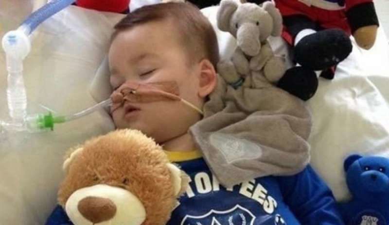 Alfie Evans, il giorno più triste: oggi verranno staccati i macchinari che lo tengono vivo