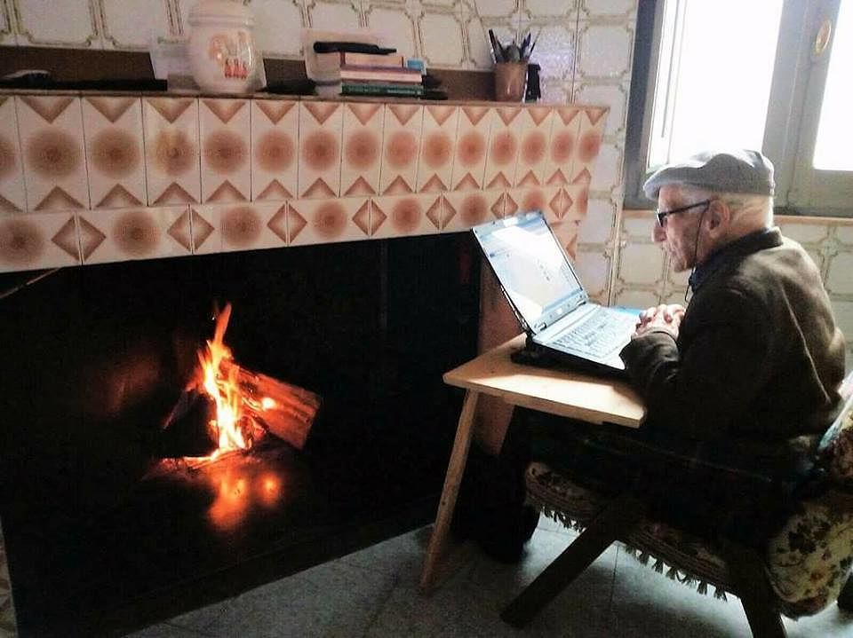 Sardegna, Tziu Gasparru a 107 anni davanti al camino con il pc: la foto fa il giro del web