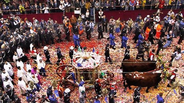 È ufficiale, “primo maggio con pioggia su Cagliari”. Sant’Efisio sfila tra gli ombrelli aperti