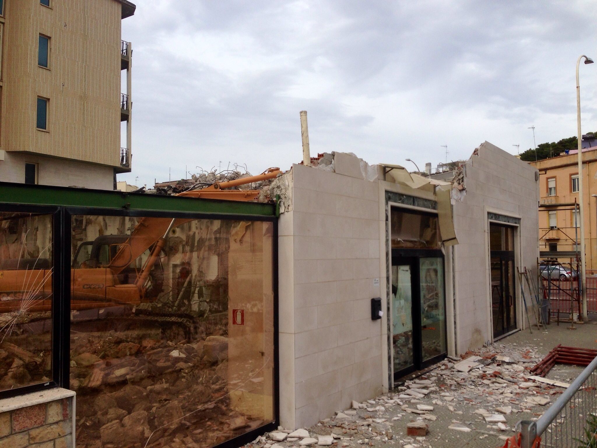 Cagliari, nessun imbroglio sull’hotel Mediterraneo in pezzi: la Procura chiede archiviazione