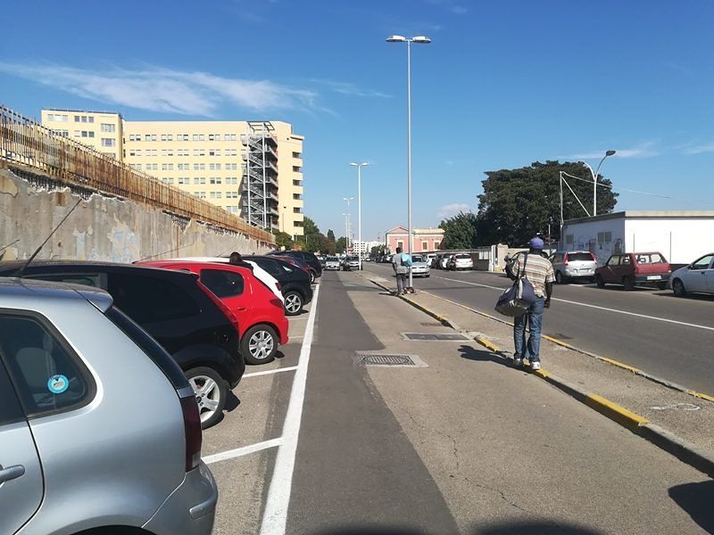 Cagliari, caos parcheggiatori abusivi all’Oncologico. Zedda: “Più pattuglie”