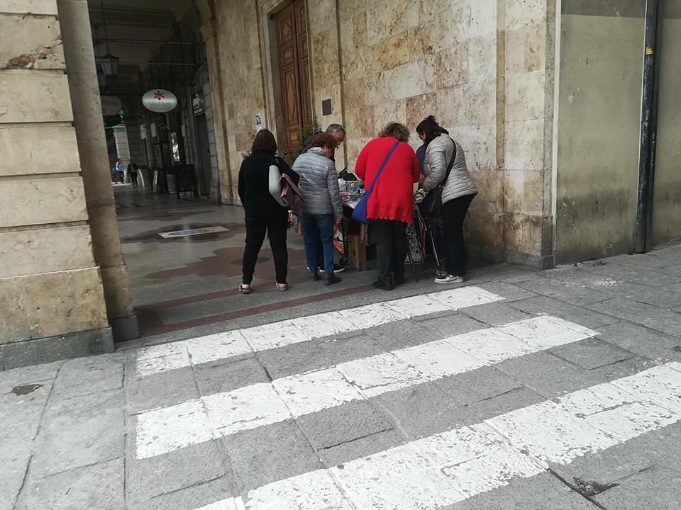 Abusivismo a Cagliari, i turisti acquistano souvenir “illegali” sotto i portici di via Roma