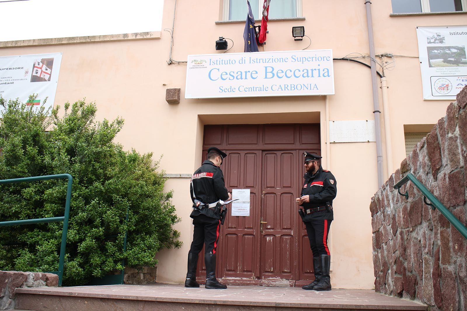 Ladri scatenati in via Nuoro: furto alla scuola media e nei locali di un’associazione