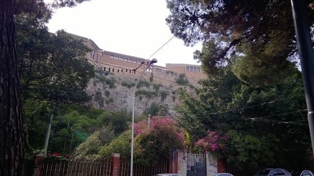 Terrapieno, via alle demolizioni: scatta la riqualificazione e il recupero della scuola Mereu